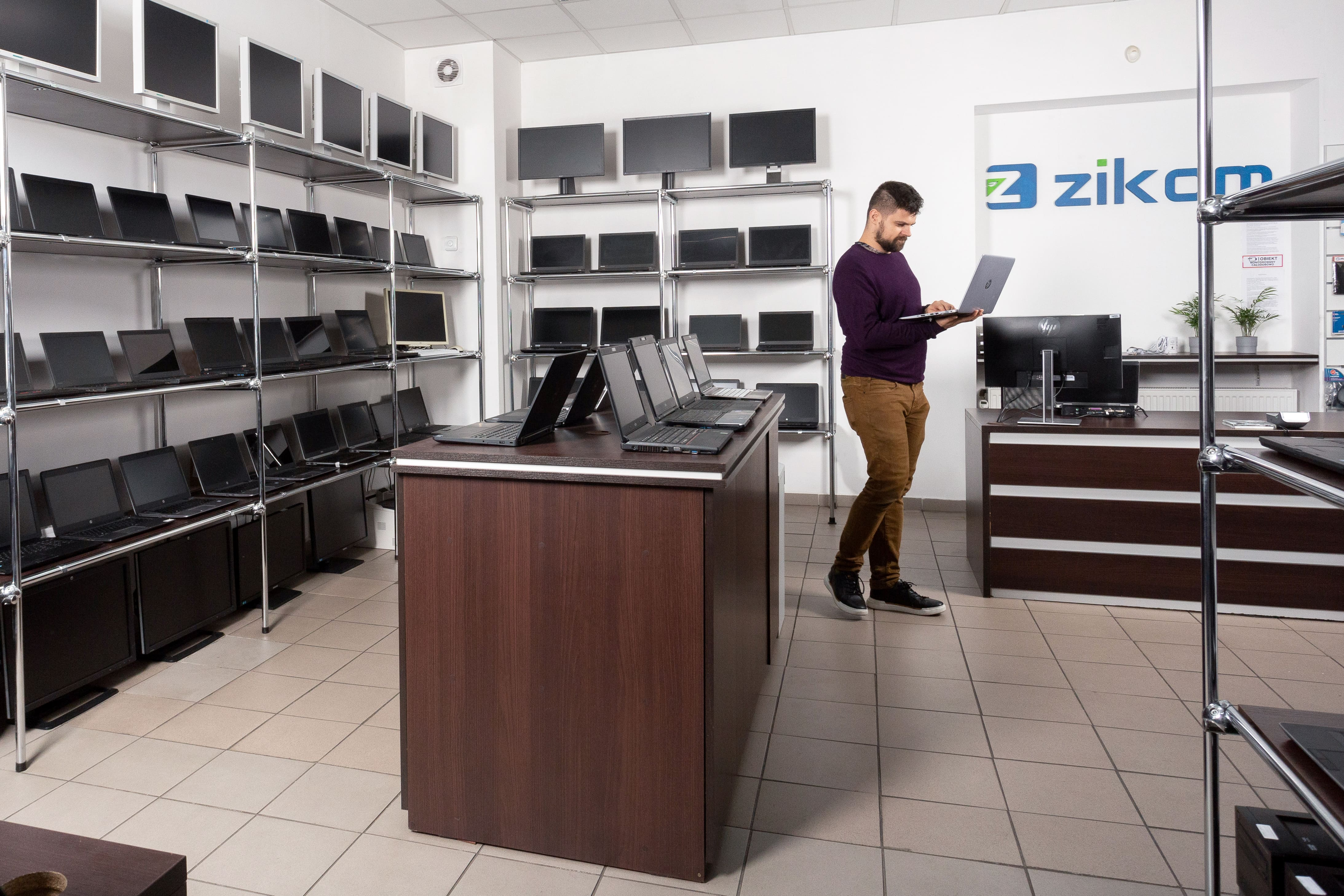 Magazyn ZIKOM S.A. w Częstochowie - regeneracja komputerów